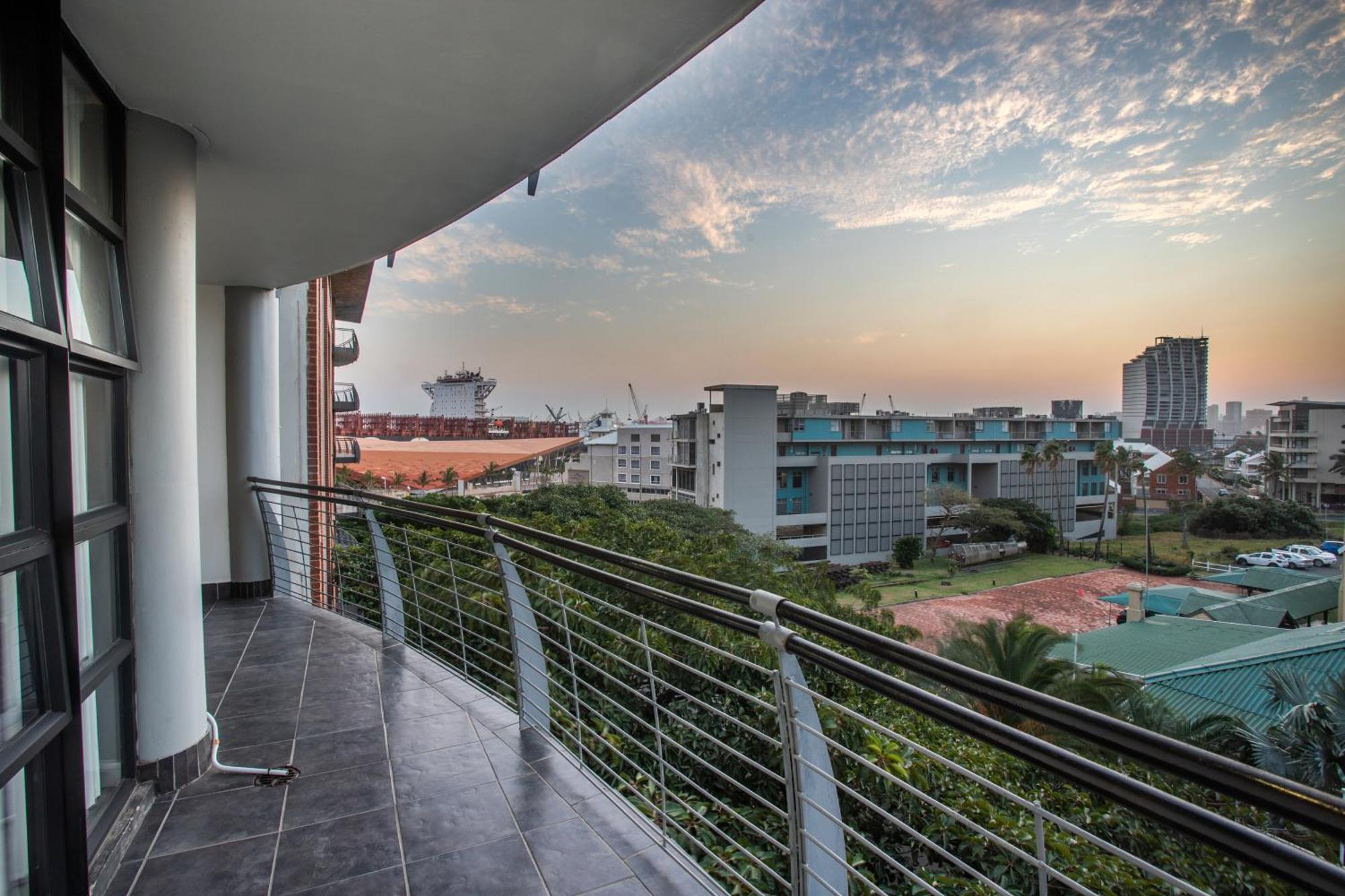 2 Sleeper With King Bed At Point Waterfront * Durban